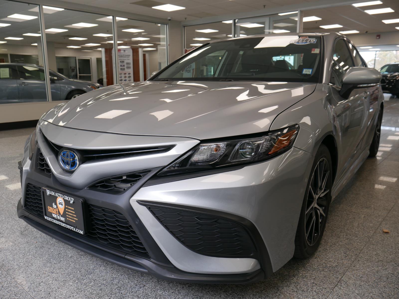 2022 Toyota Camry Hybrid SE 2