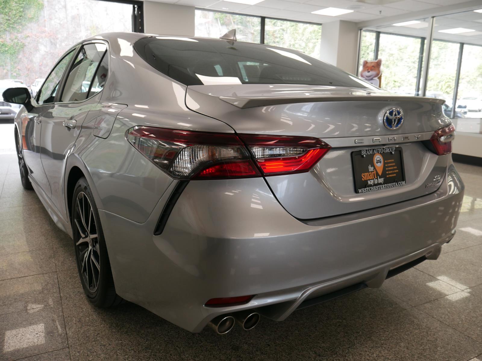 2022 Toyota Camry Hybrid SE 3