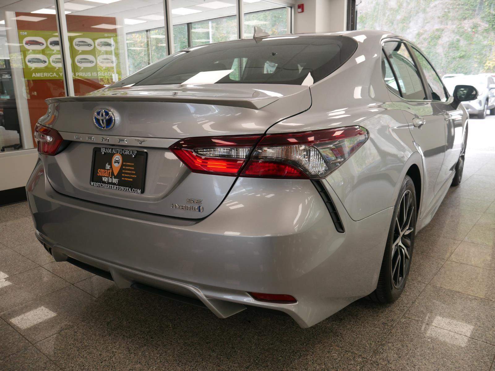 2022 Toyota Camry Hybrid SE 4