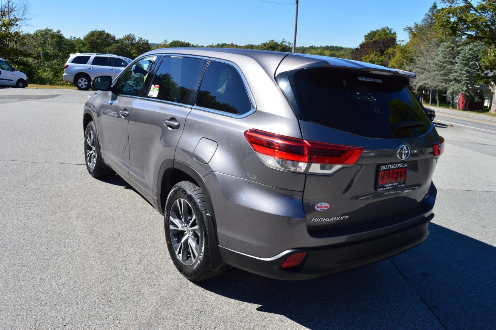2018 Toyota Highlander LE photo 2