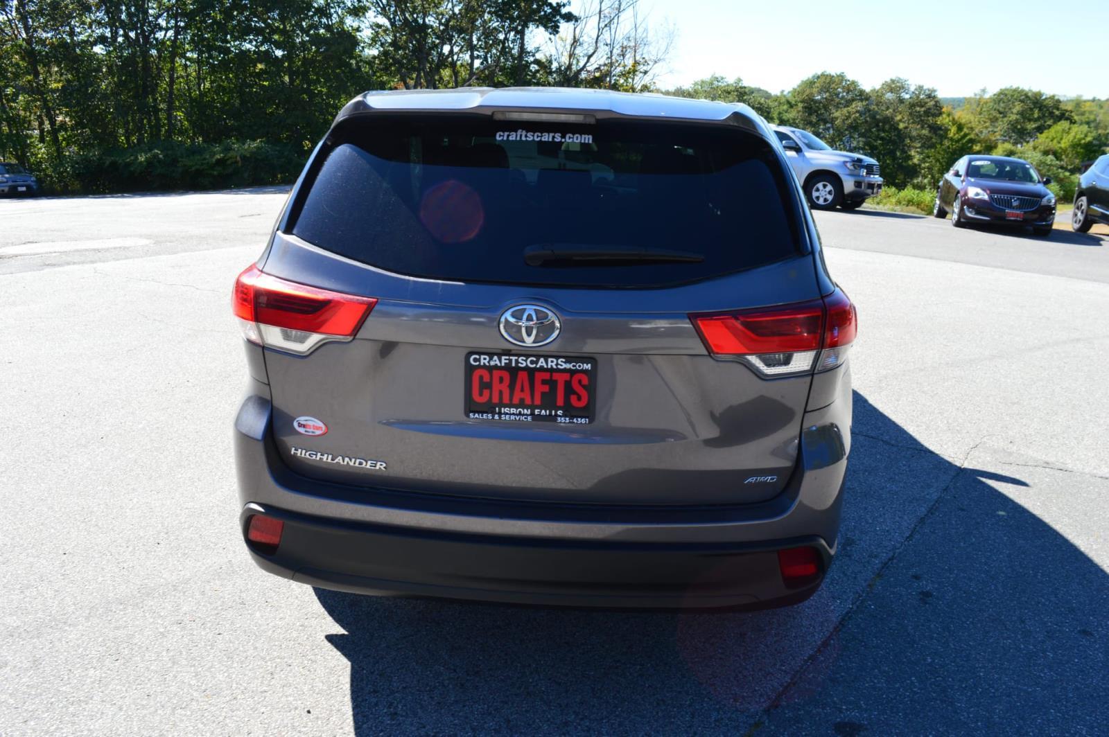 2018 Toyota Highlander LE photo 3