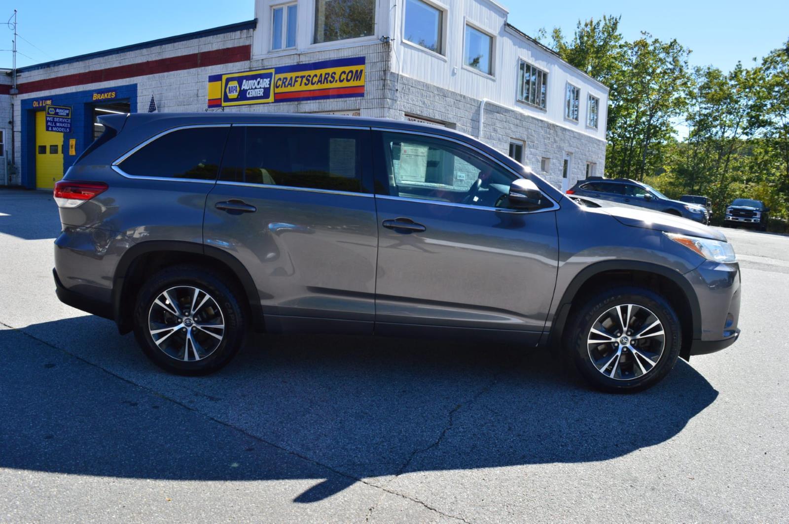 2018 Toyota Highlander LE photo 5