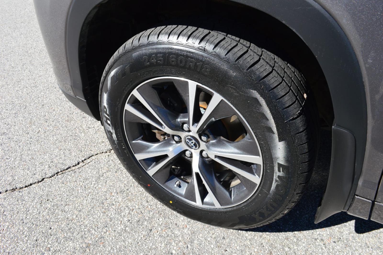 2018 Toyota Highlander LE photo 8
