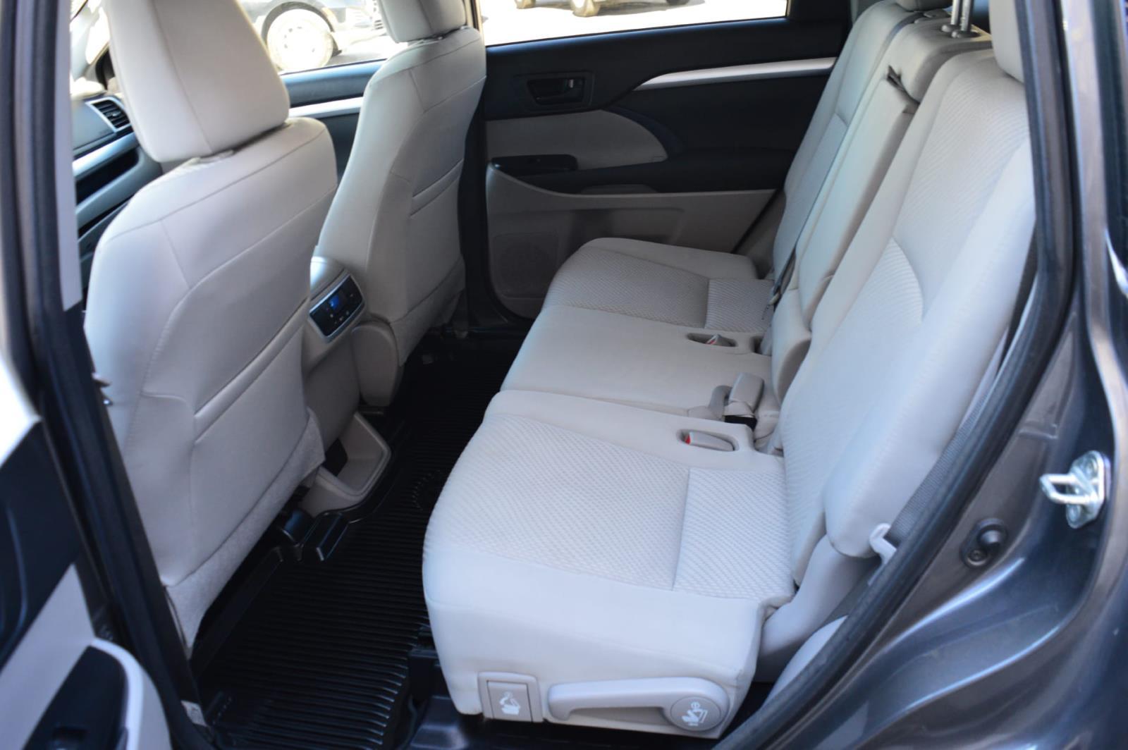 2018 Toyota Highlander LE photo 11