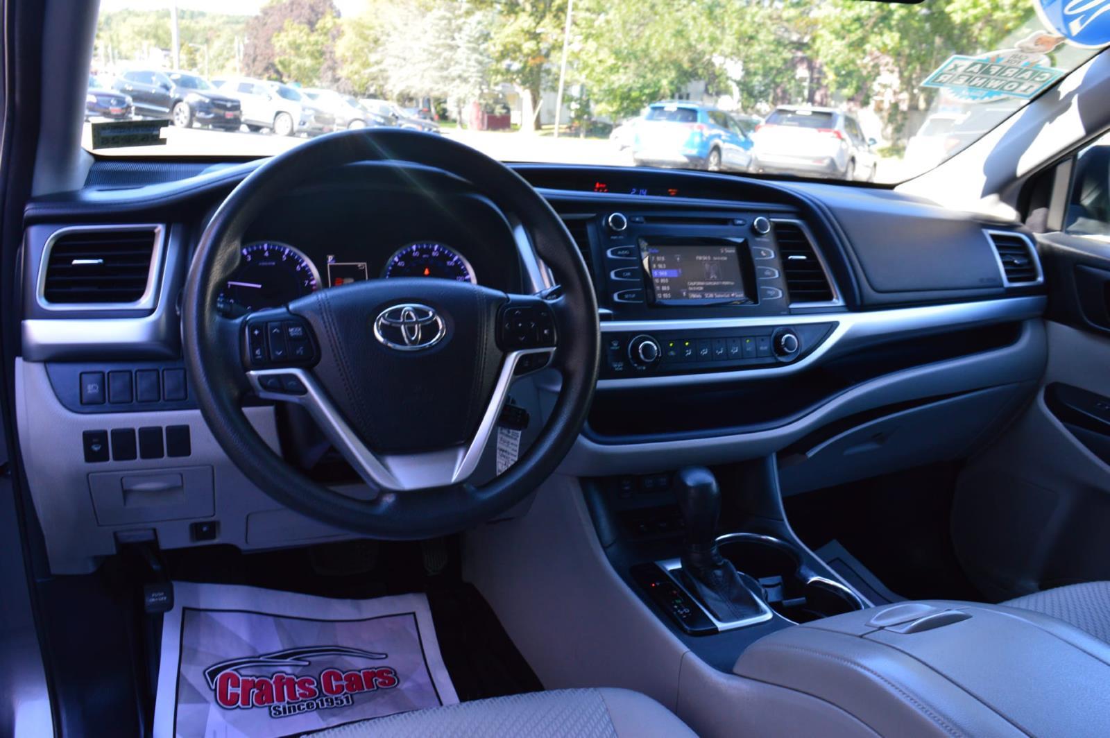 2018 Toyota Highlander LE photo 13