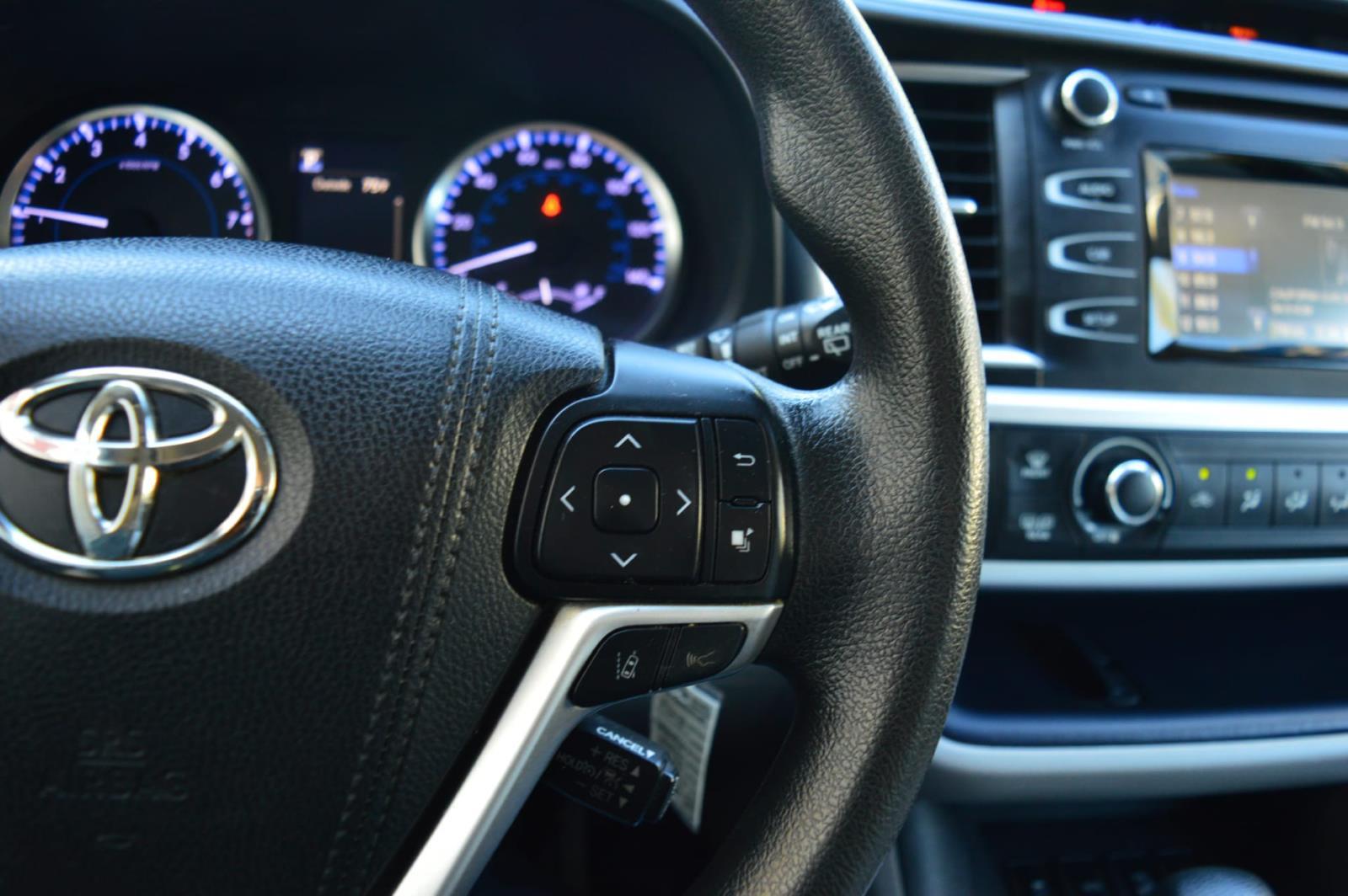 2018 Toyota Highlander LE photo 18