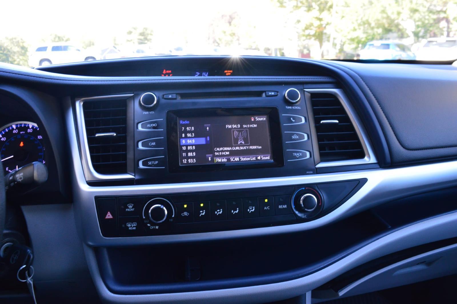 2018 Toyota Highlander LE photo 19