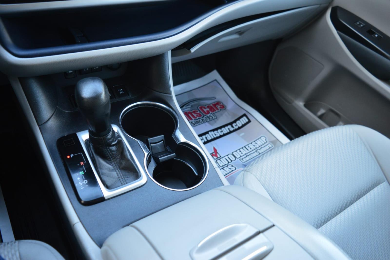 2018 Toyota Highlander LE photo 21
