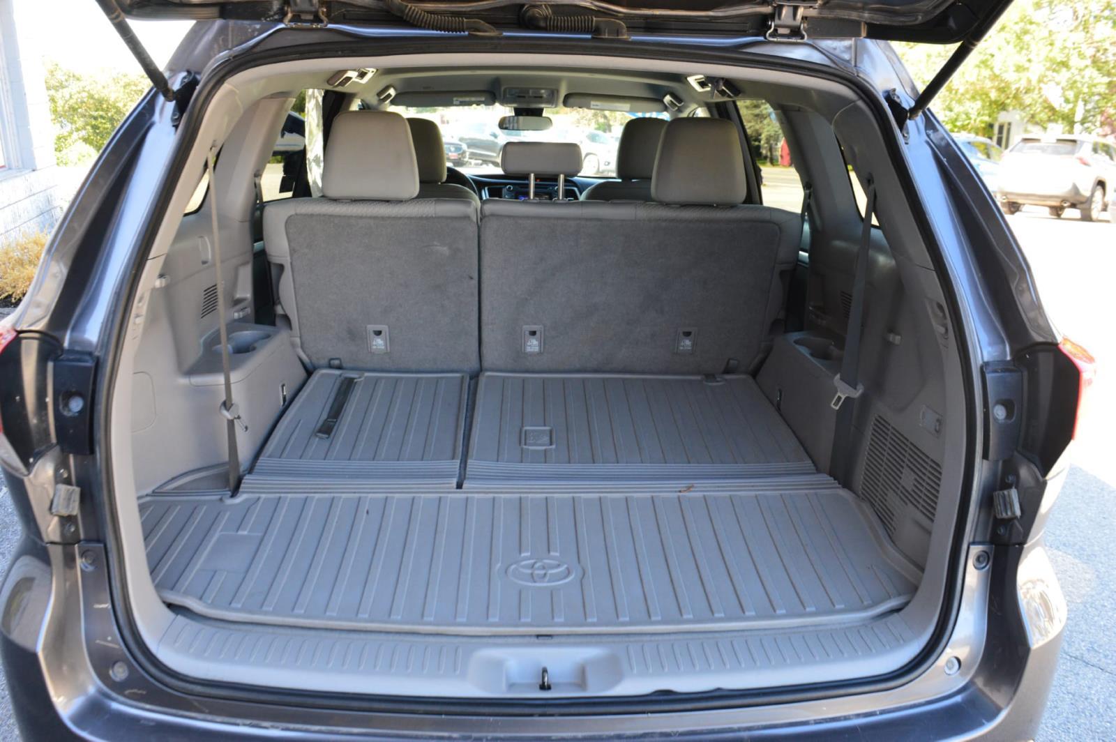 2018 Toyota Highlander LE photo 23