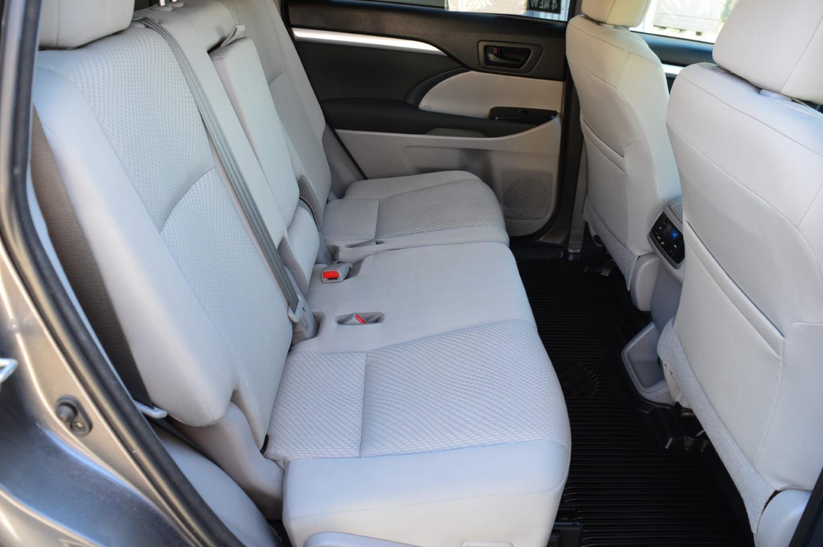 2018 Toyota Highlander LE photo 24
