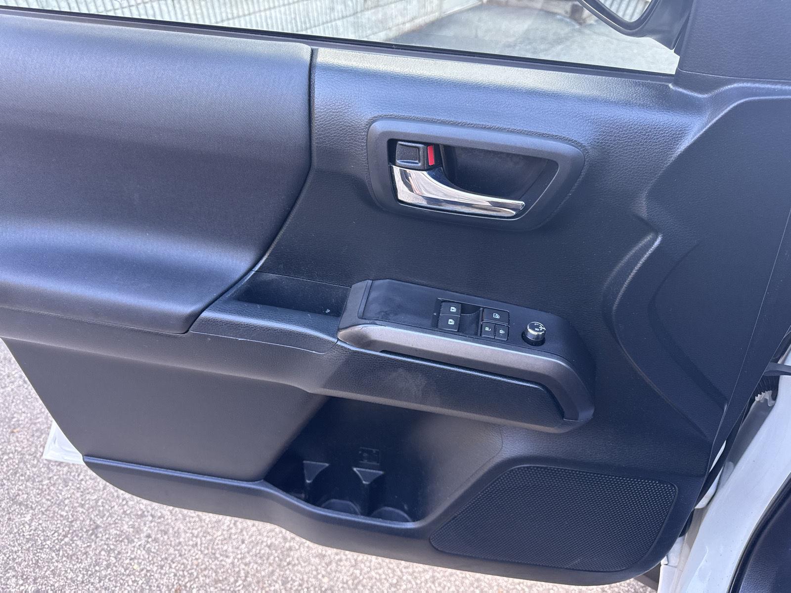2016 Toyota Tacoma TRD photo 14