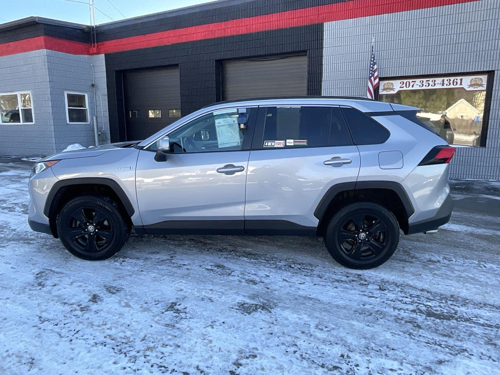 2021 Toyota RAV4 XLE's photo