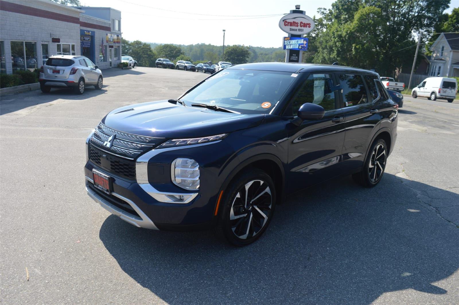 2022 Mitsubishi Outlander SE photo 2