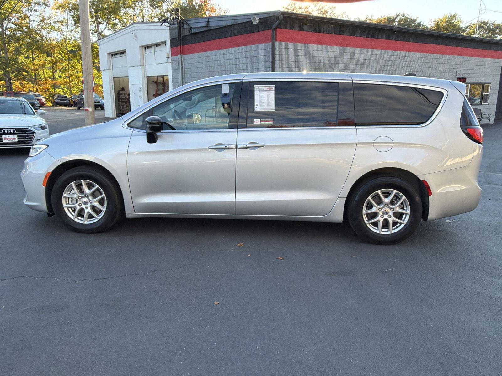 2024 Chrysler Pacifica Touring L