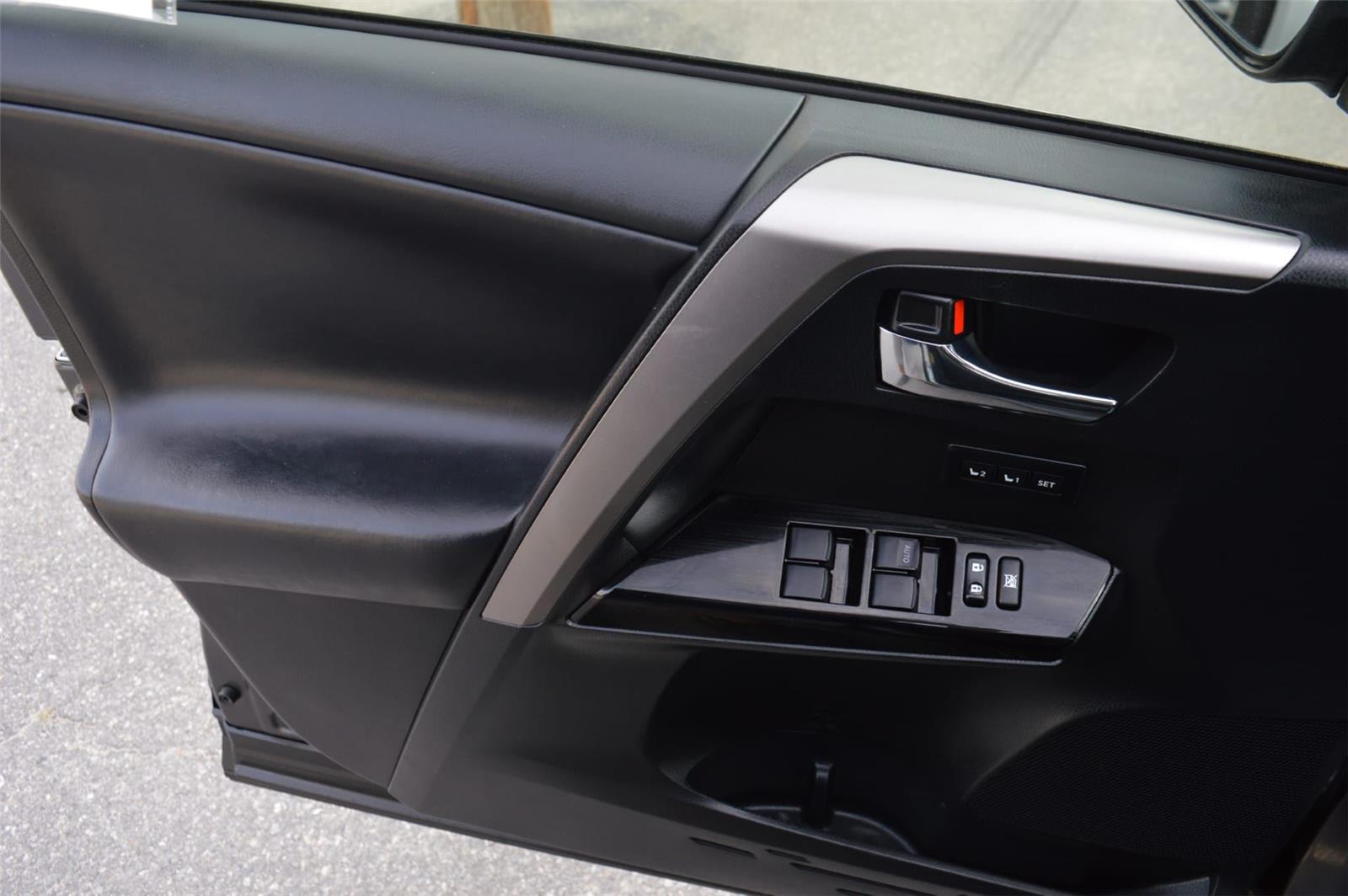 2018 Toyota RAV4 Limited photo 11