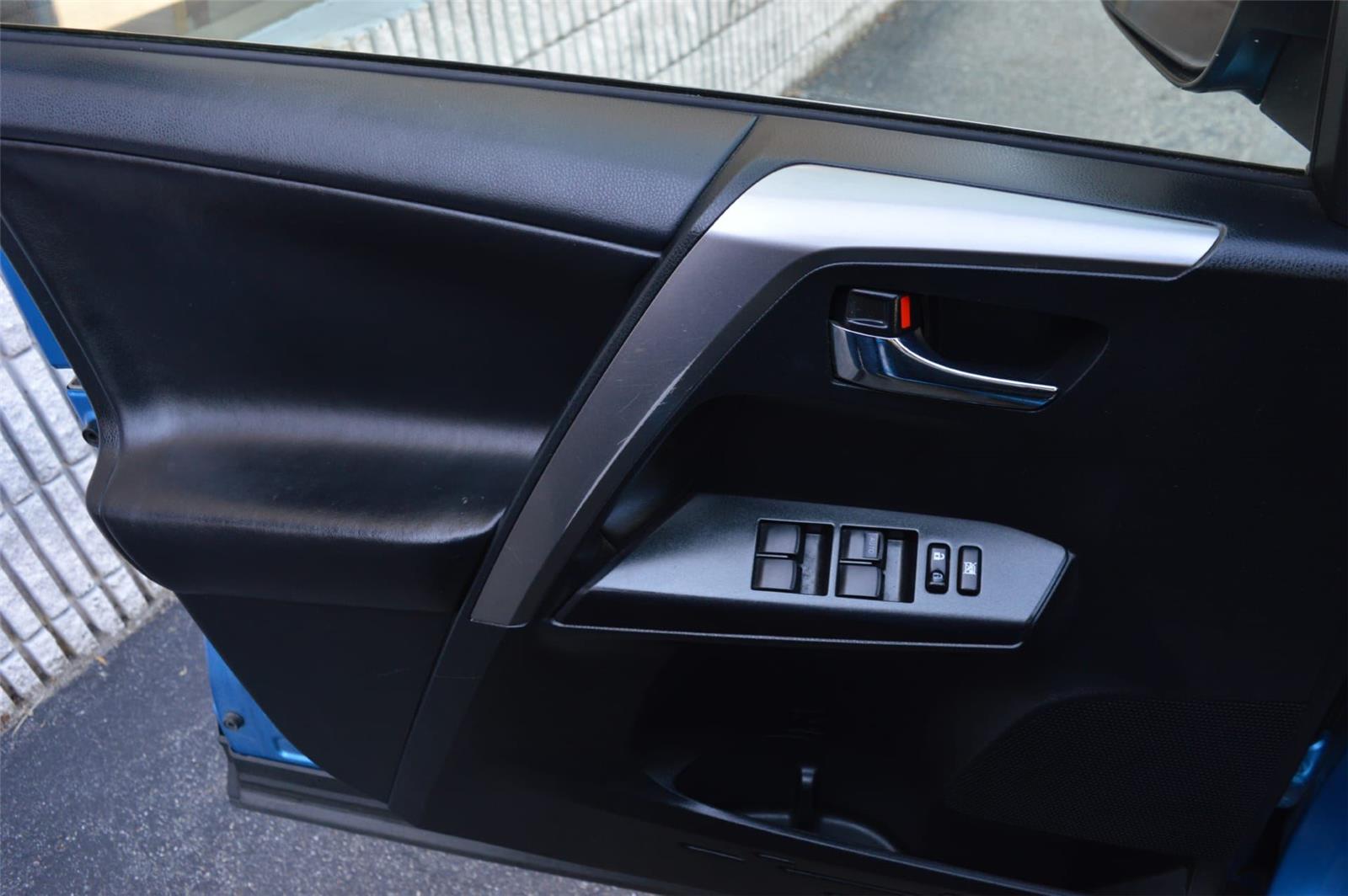 2017 Toyota RAV4 XLE photo 15
