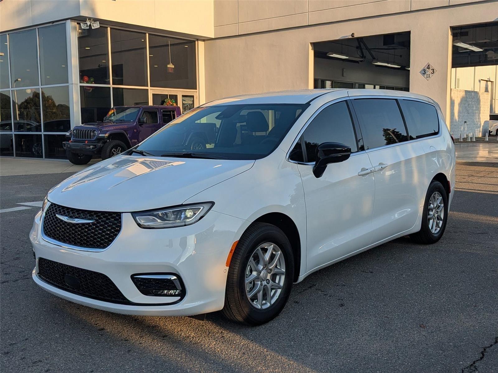 2026 Chrysler Pacifica Select's photo