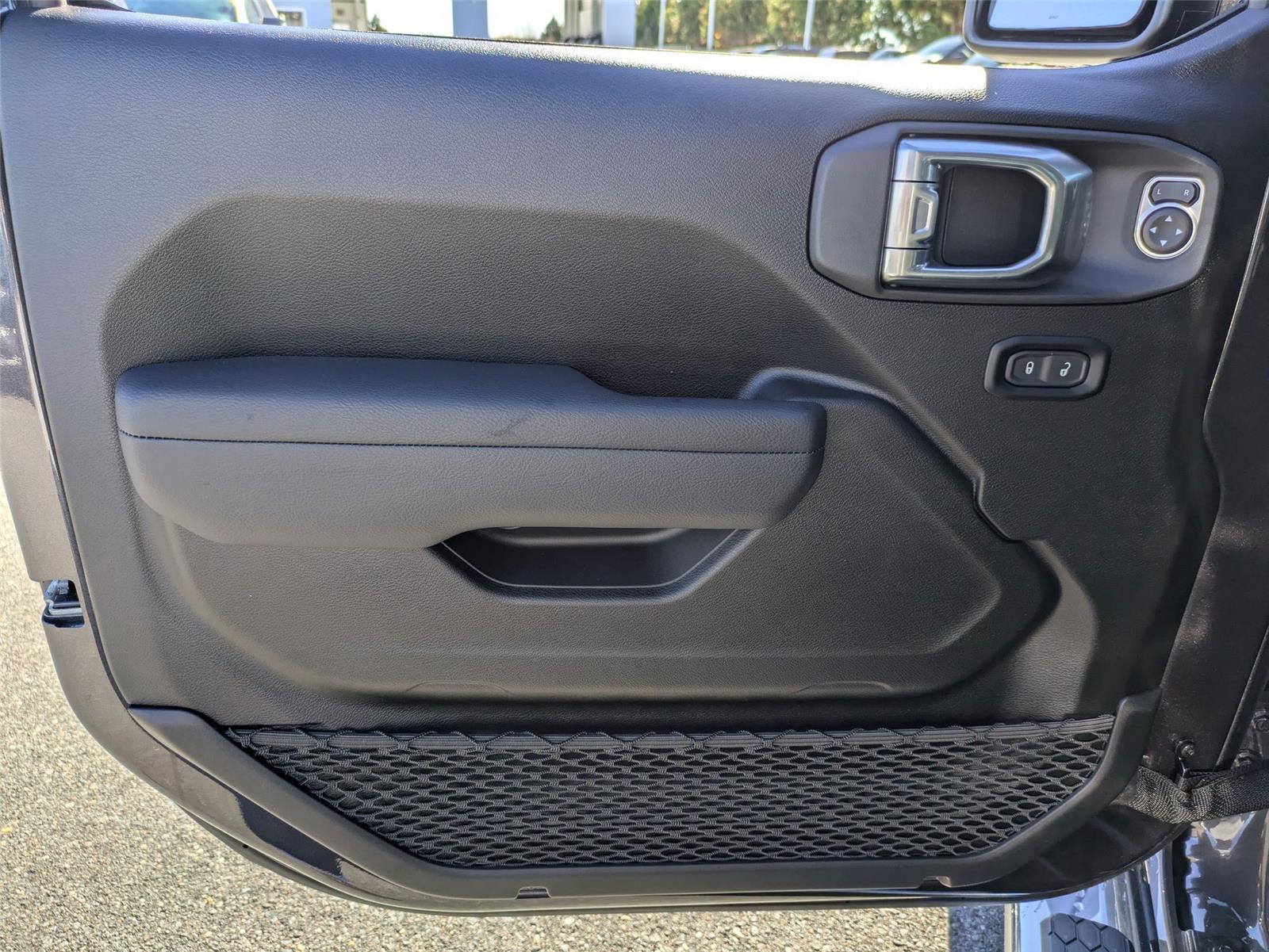 New 2025 Granite Crystal Metallic Clear Jeep Sport S image 11