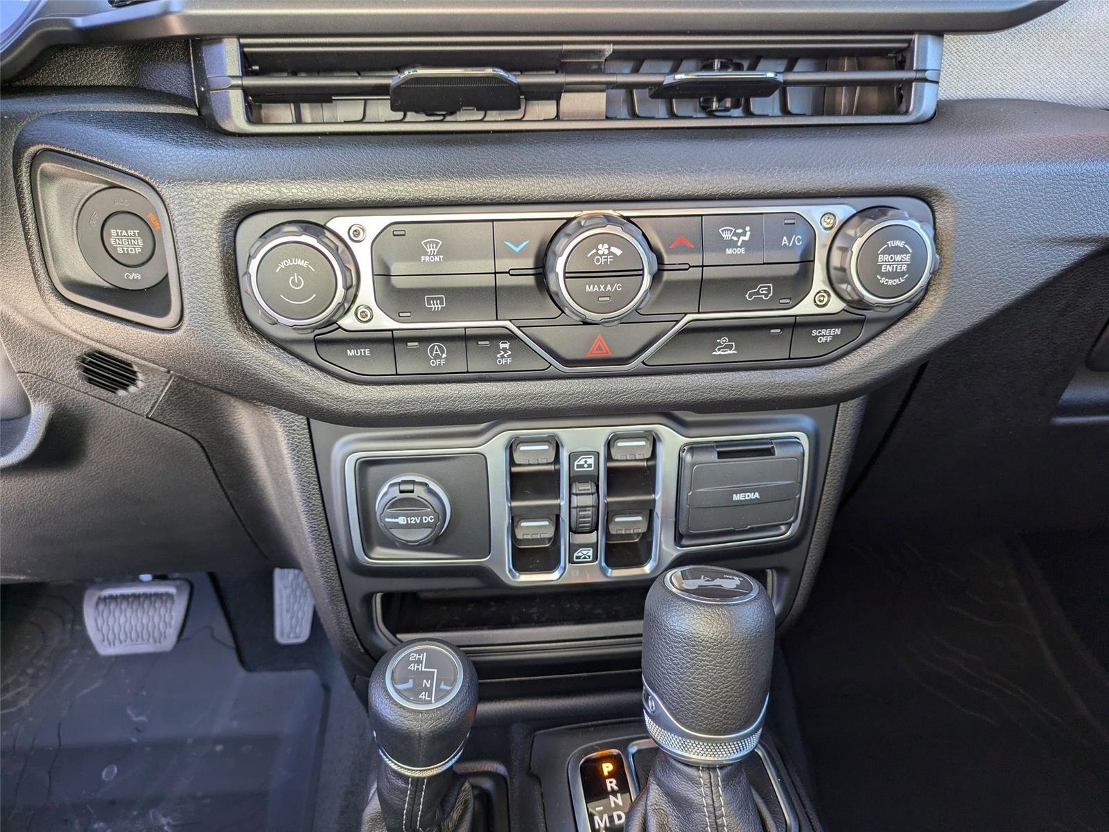New 2025 Granite Crystal Metallic Clear Jeep Sport S image 23
