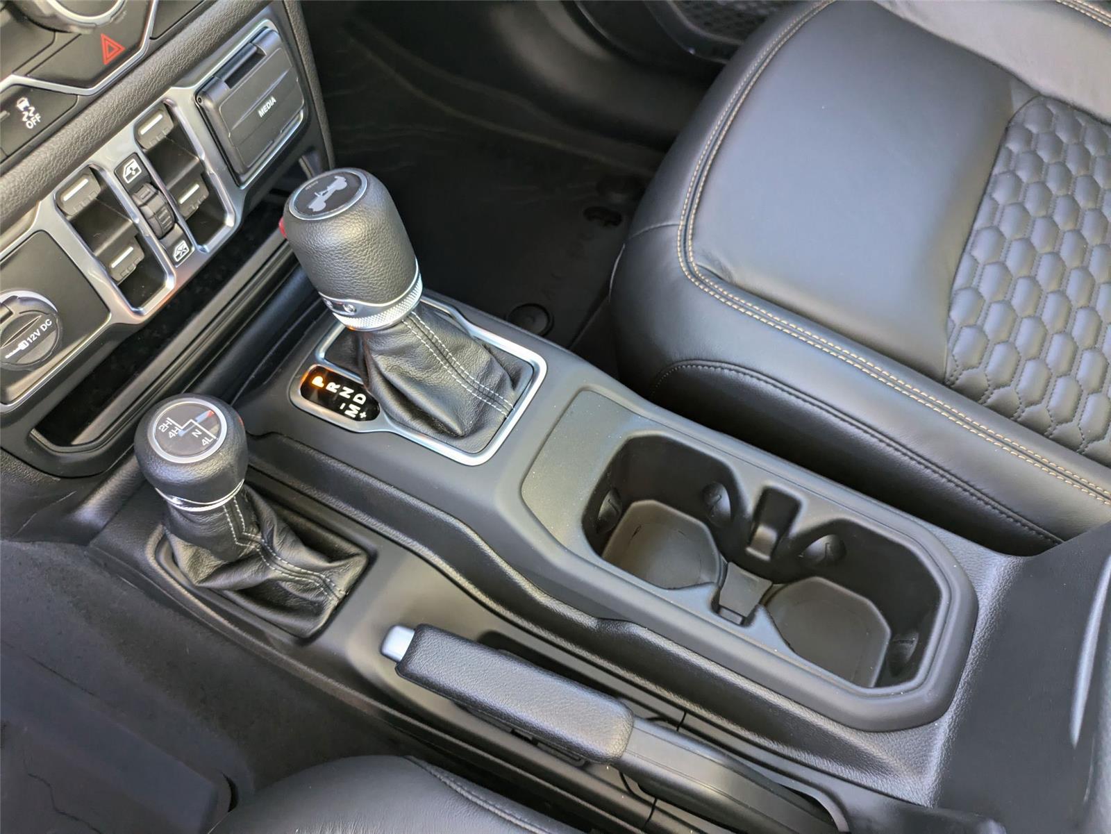 New 2025 Granite Crystal Metallic Clear Jeep Sport S image 24