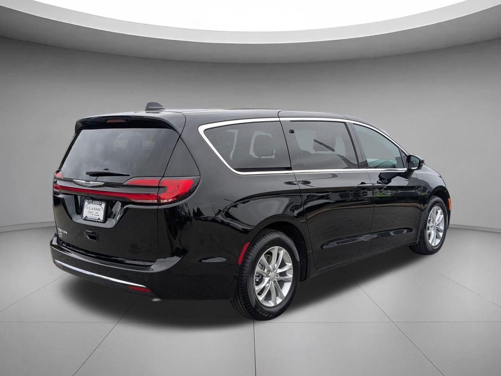 New 2026 Diamond Black Crystal Pearlcoat Chrysler Select image 5