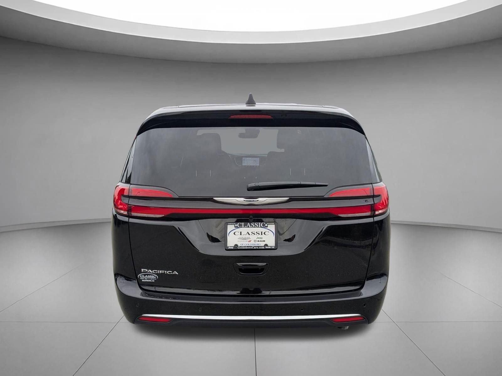 New 2026 Diamond Black Crystal Pearlcoat Chrysler Select image 6
