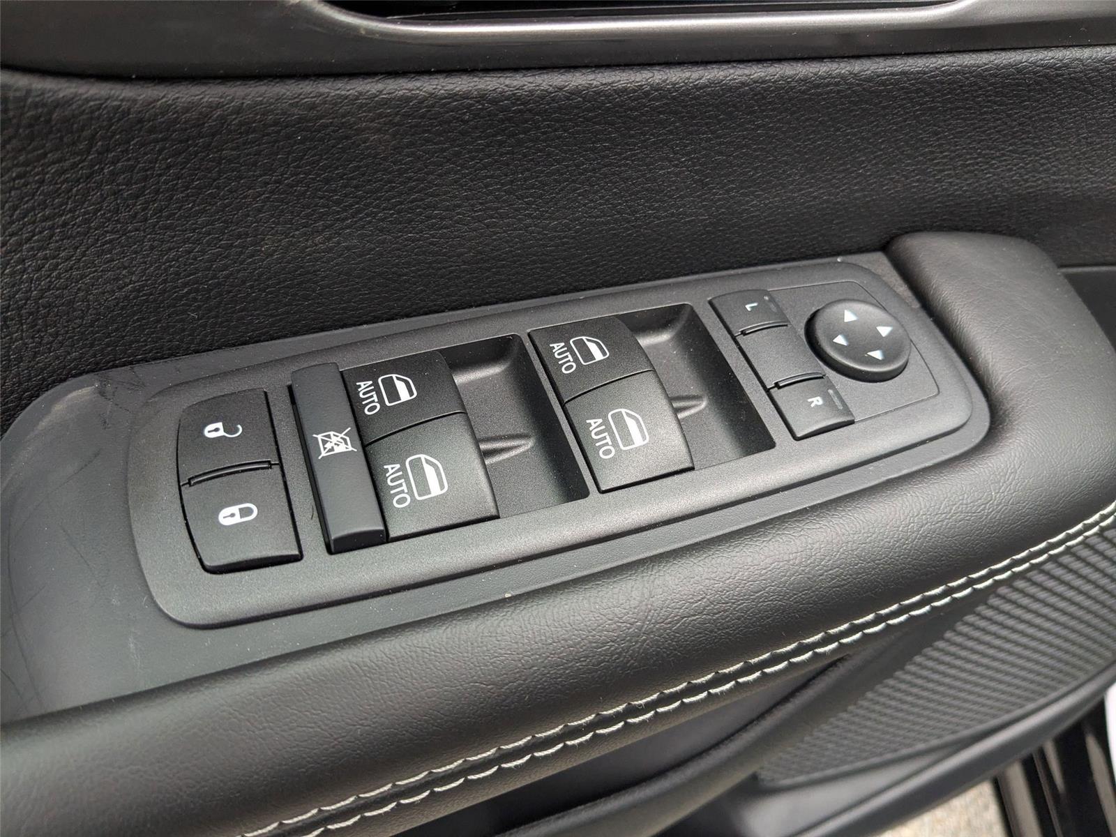 New 2026 Diamond Black Crystal Pearlcoat Chrysler Select image 12
