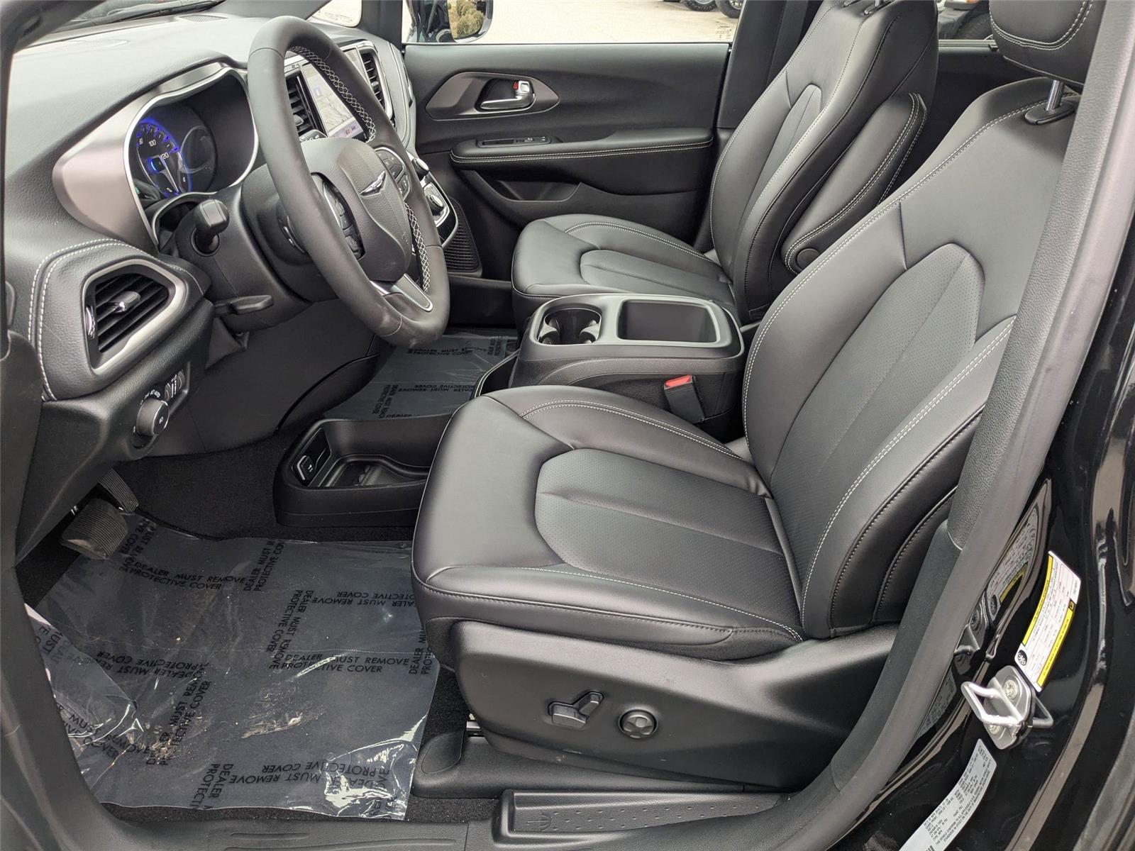 New 2026 Diamond Black Crystal Pearlcoat Chrysler Select image 13