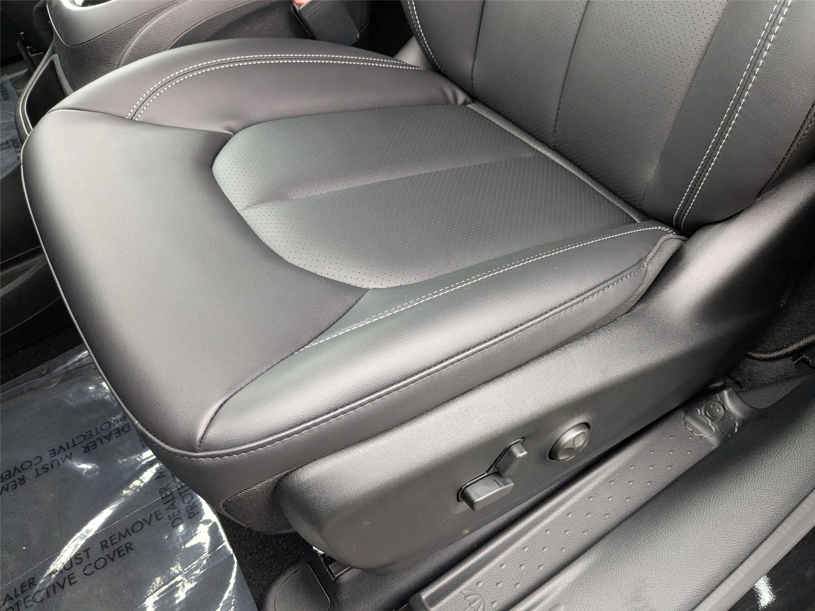 New 2026 Diamond Black Crystal Pearlcoat Chrysler Select image 14