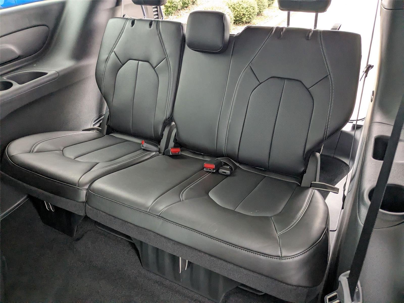 New 2026 Diamond Black Crystal Pearlcoat Chrysler Select image 24