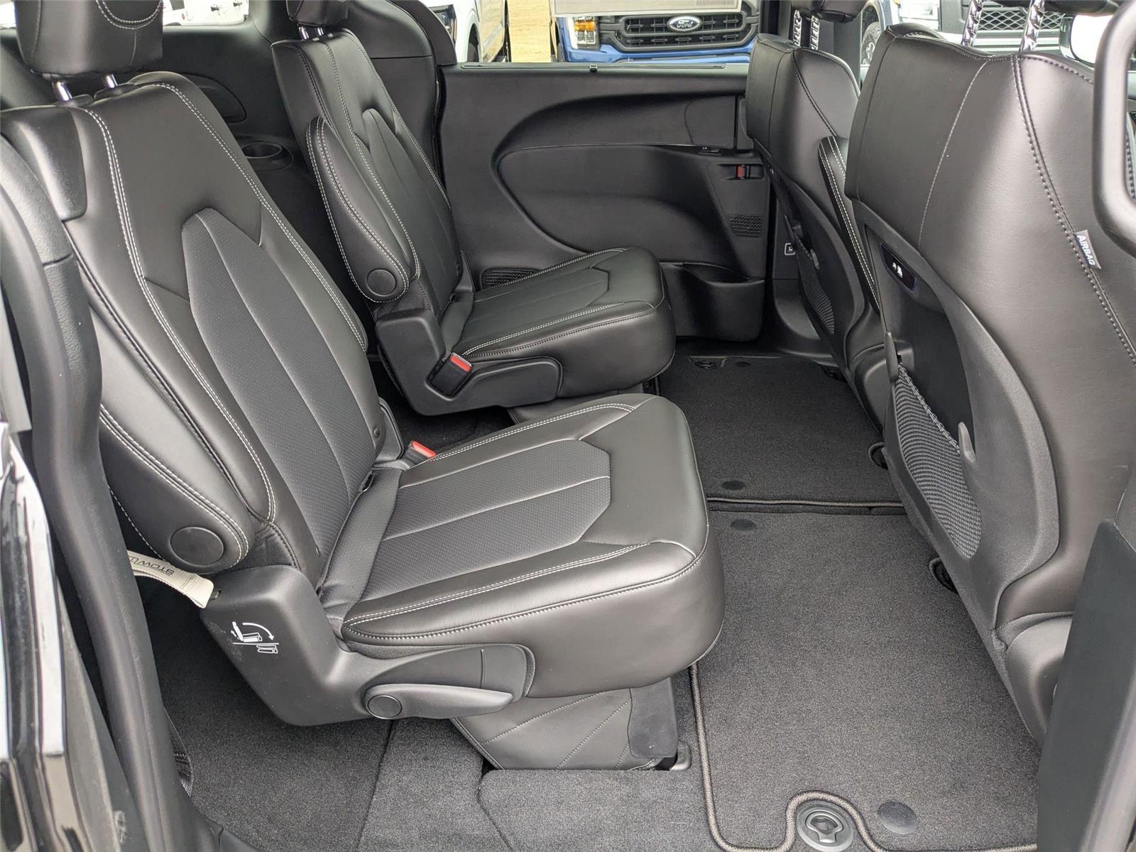 New 2026 Diamond Black Crystal Pearlcoat Chrysler Select image 28