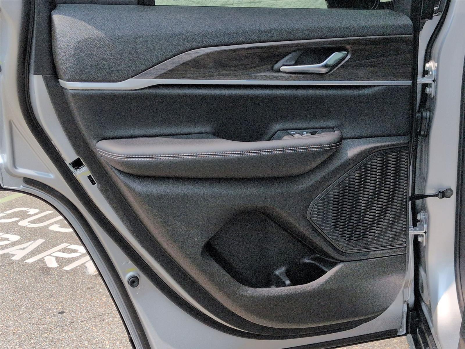 New 2026 Silver Zynith Jeep Laredo Altitude image 31