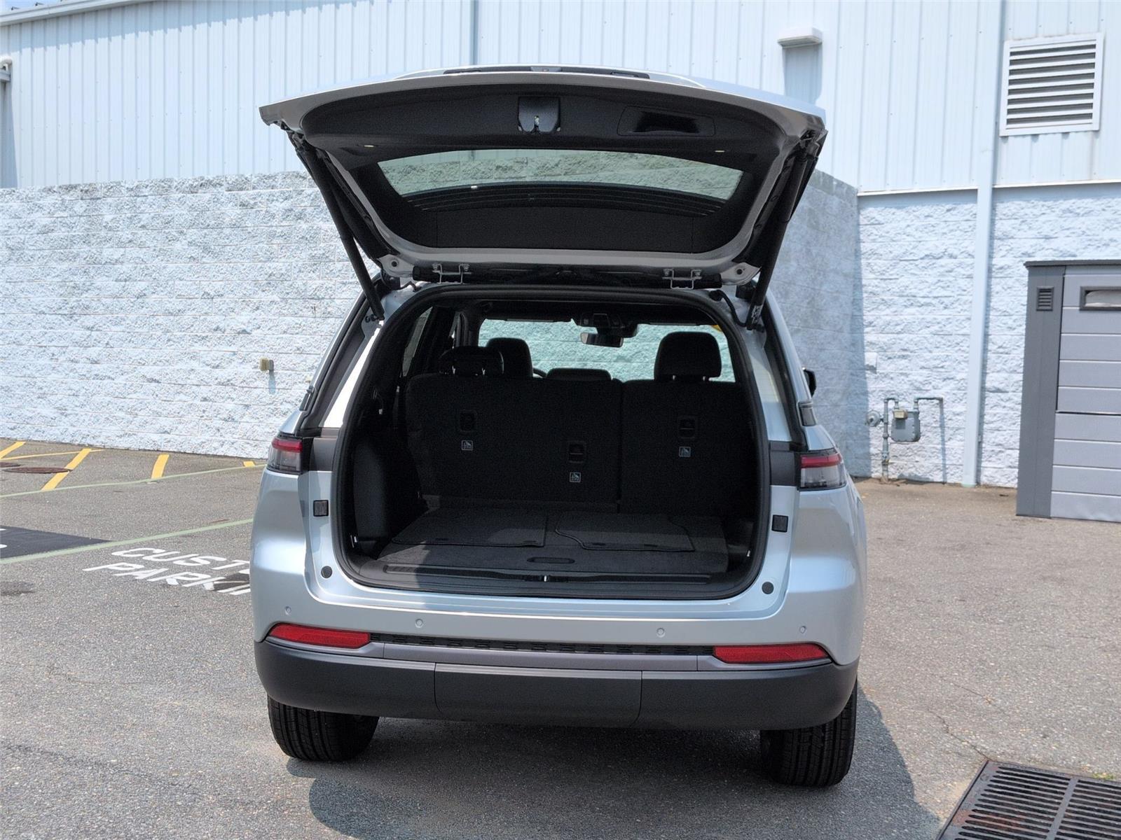 New 2026 Silver Zynith Jeep Laredo Altitude image 34
