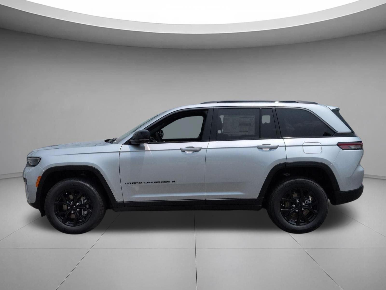 New 2026 Silver Zynith Jeep Laredo Altitude image 2