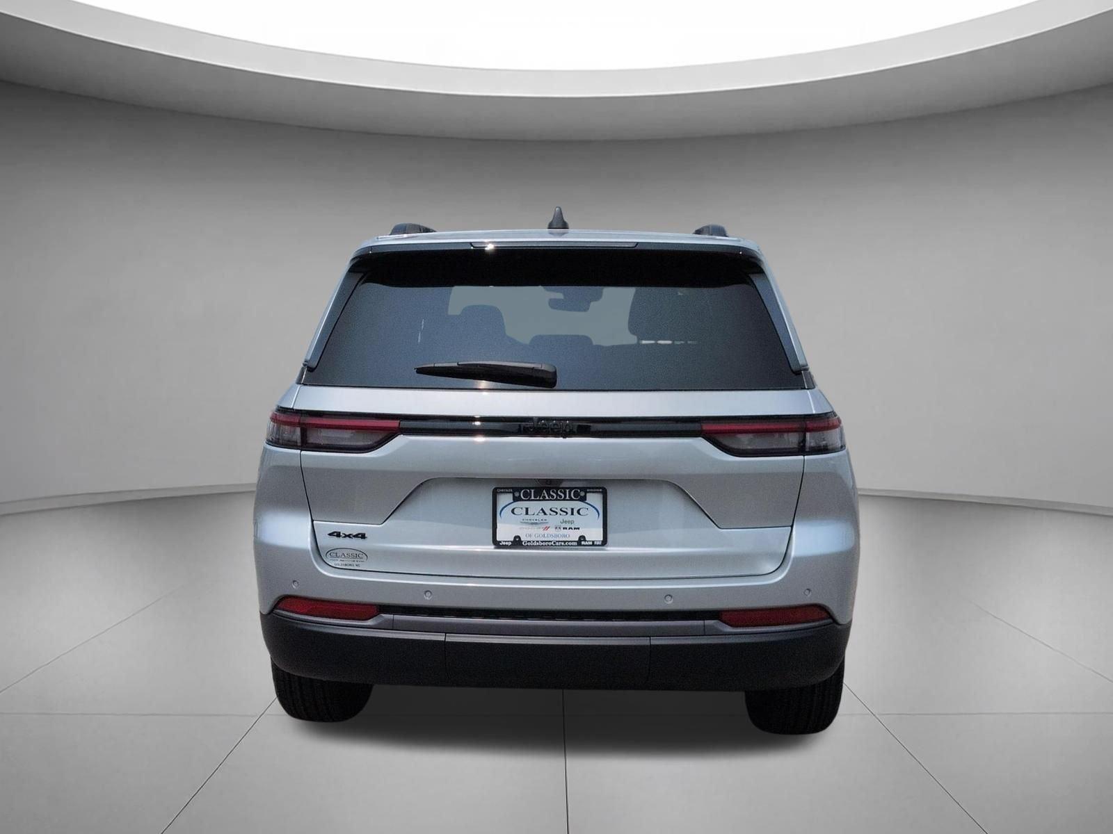 New 2026 Silver Zynith Jeep Laredo Altitude image 4