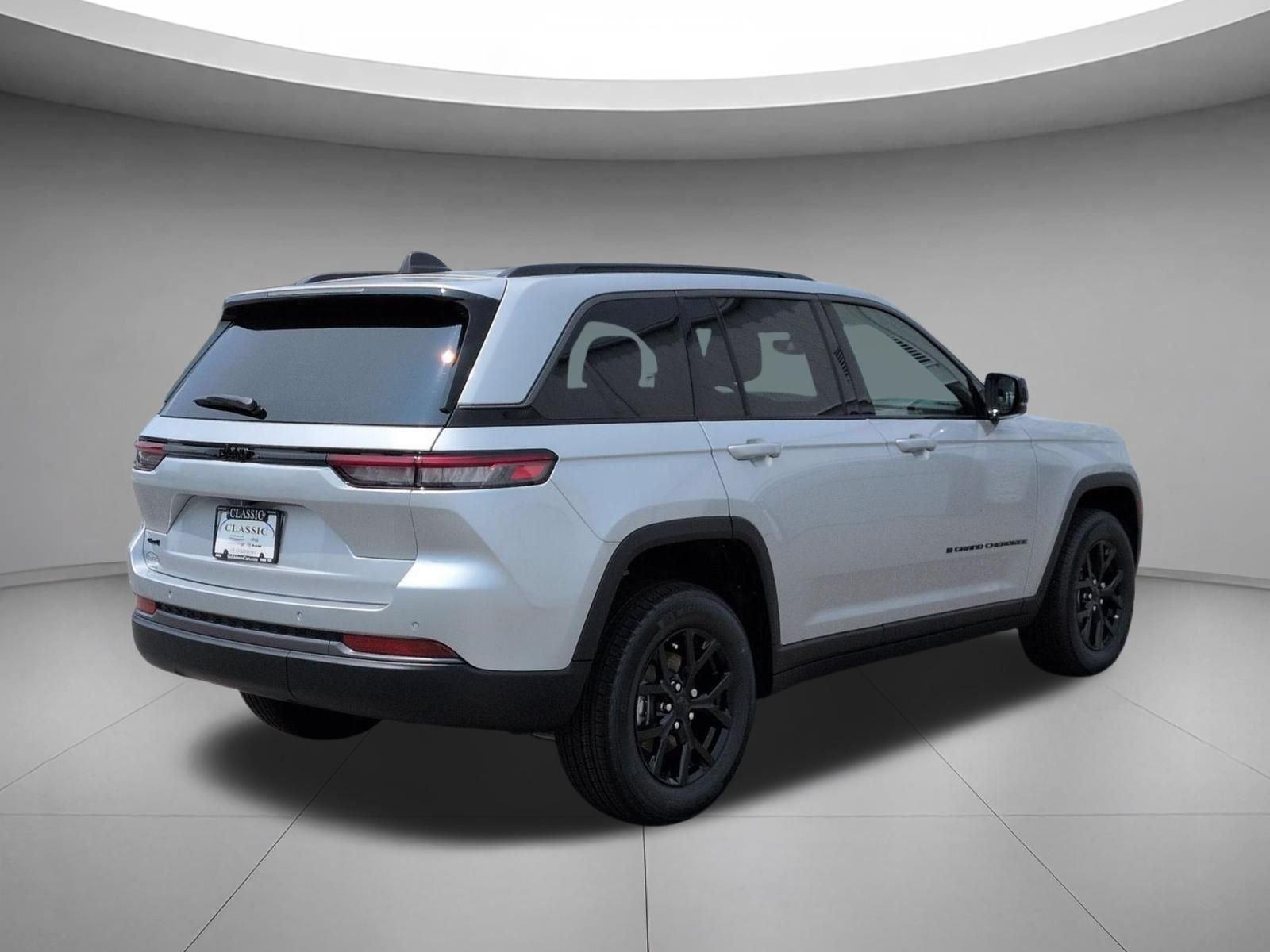 New 2026 Silver Zynith Jeep Laredo Altitude image 5