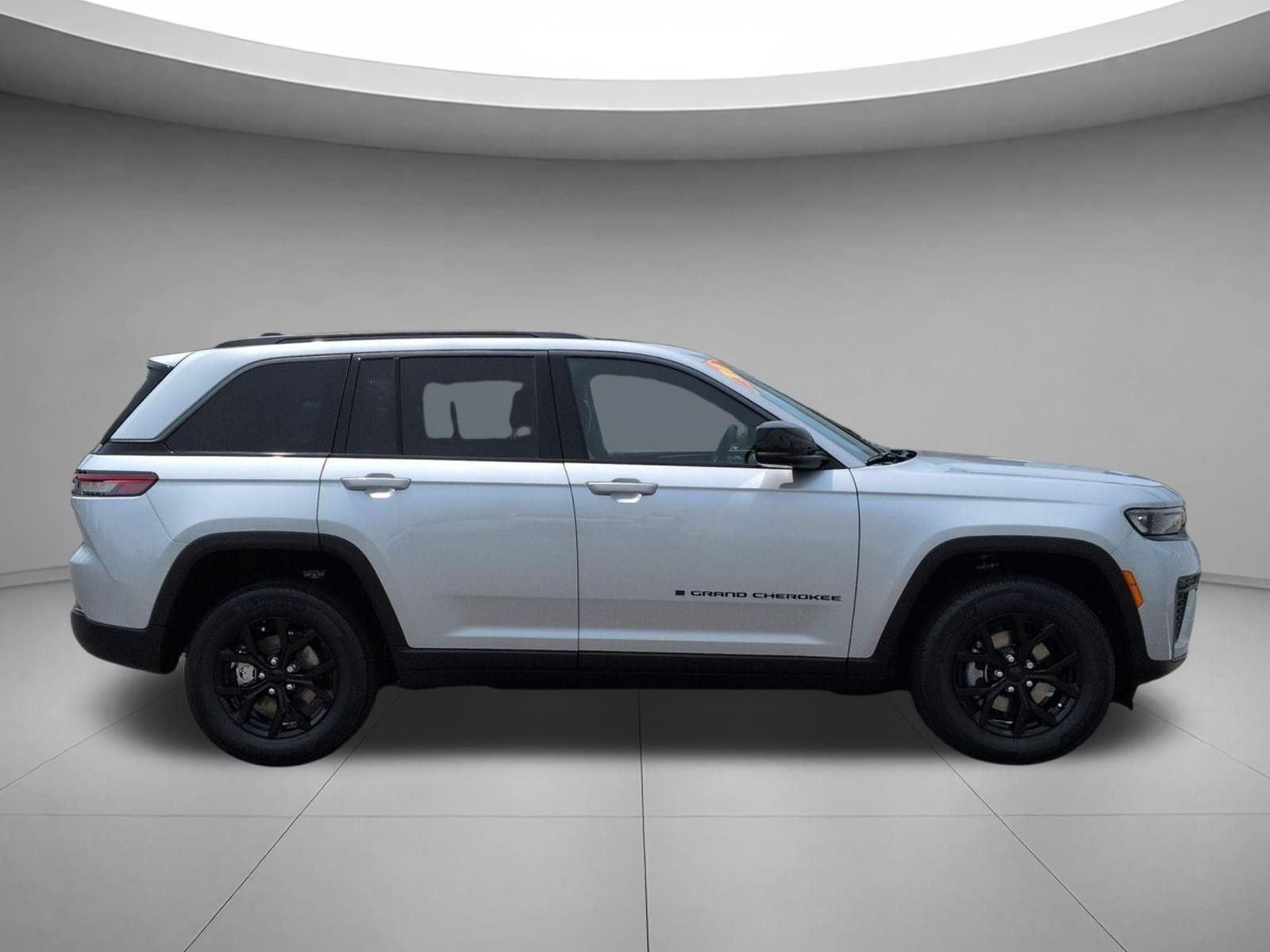 New 2026 Silver Zynith Jeep Laredo Altitude image 6