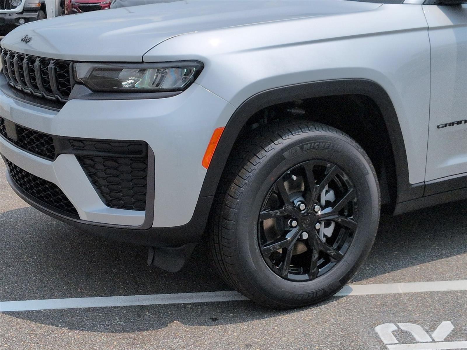 New 2026 Silver Zynith Jeep Laredo Altitude image 9