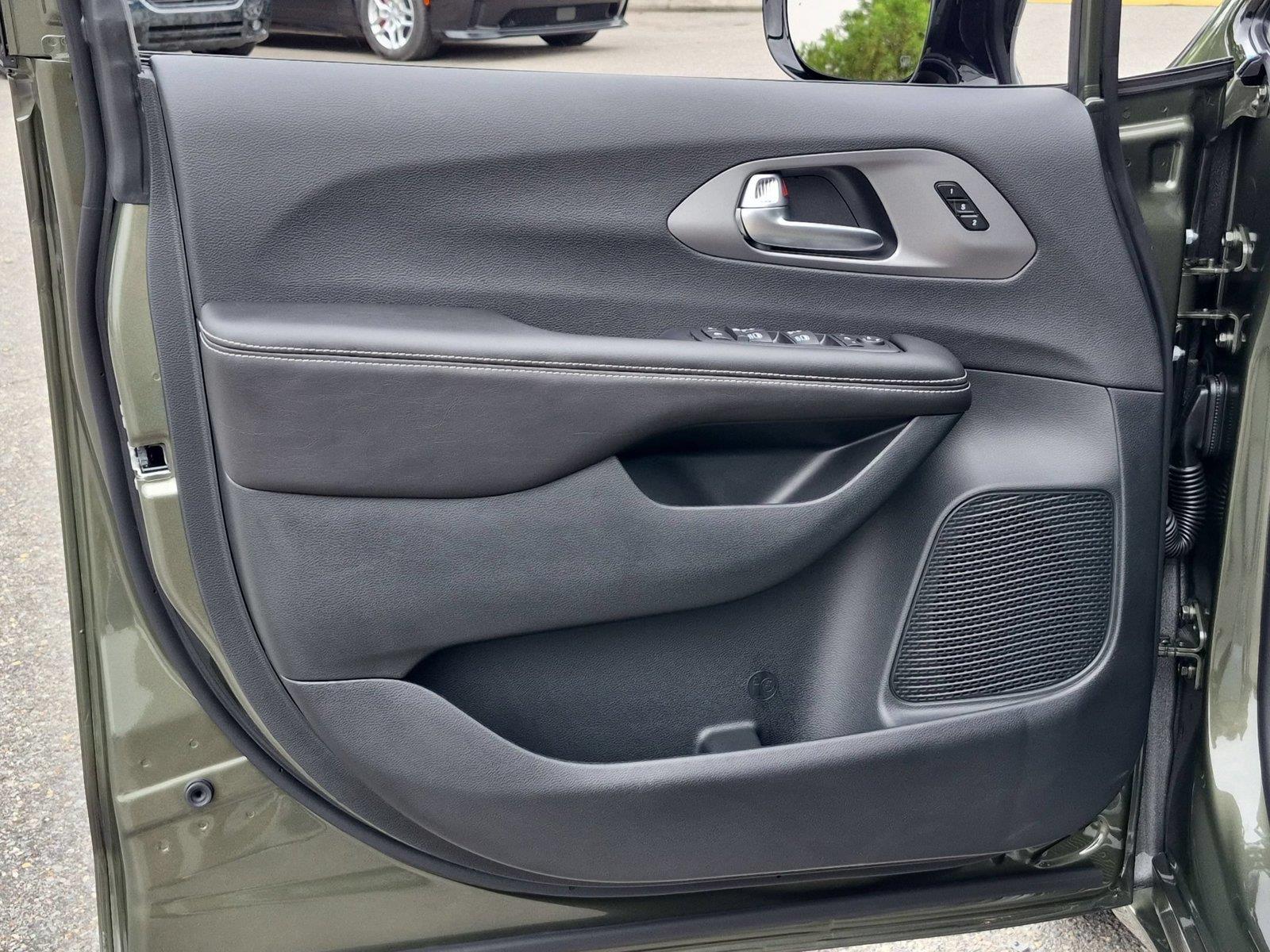 New 2027 Olive Green Pearlcoat Chrysler Limited image 15