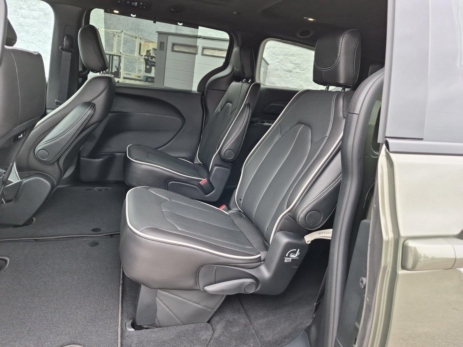 New 2027 Olive Green Pearlcoat Chrysler Limited image 33