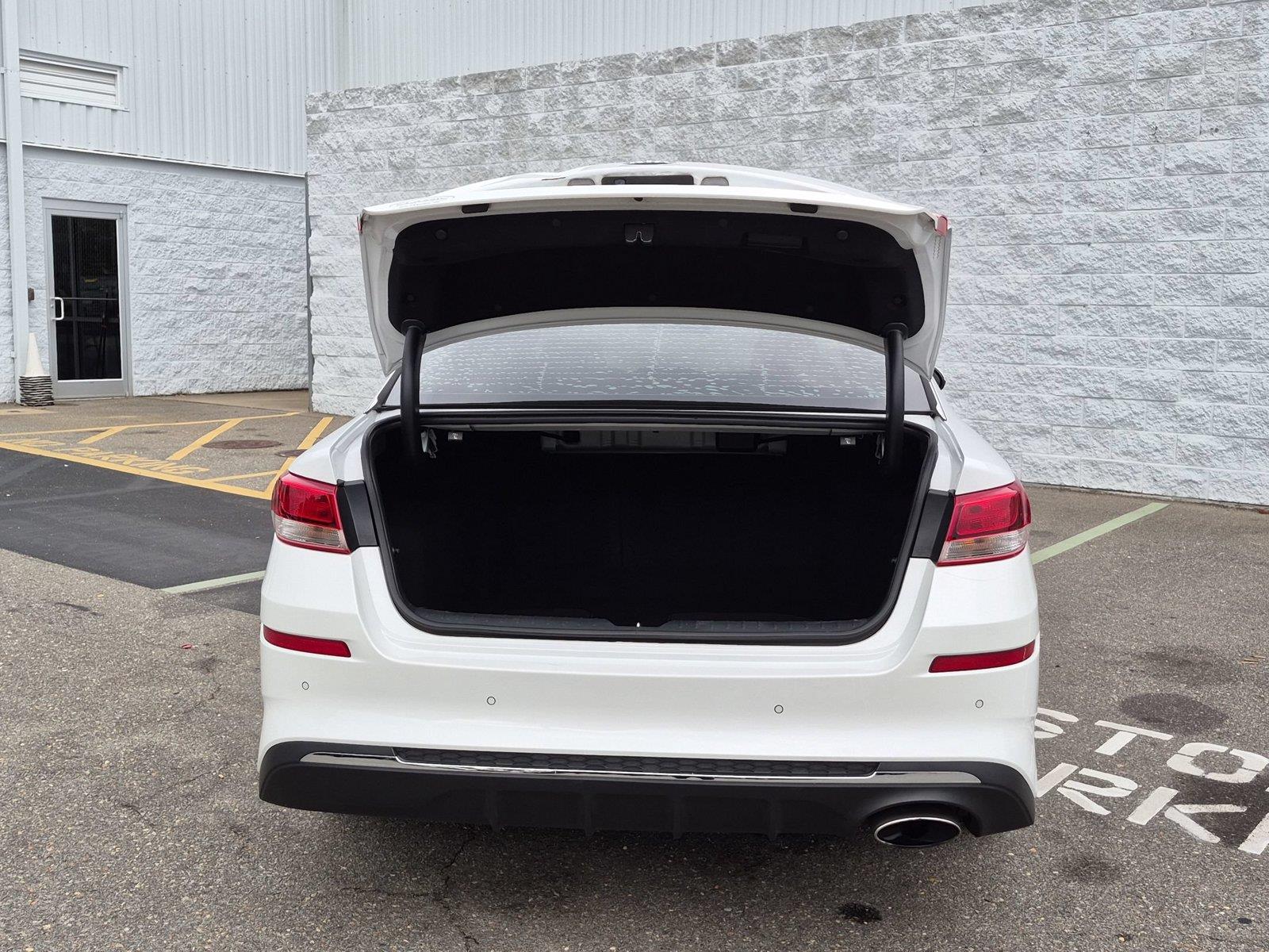 Used 2020 Snow White Pearl Kia LX image 31