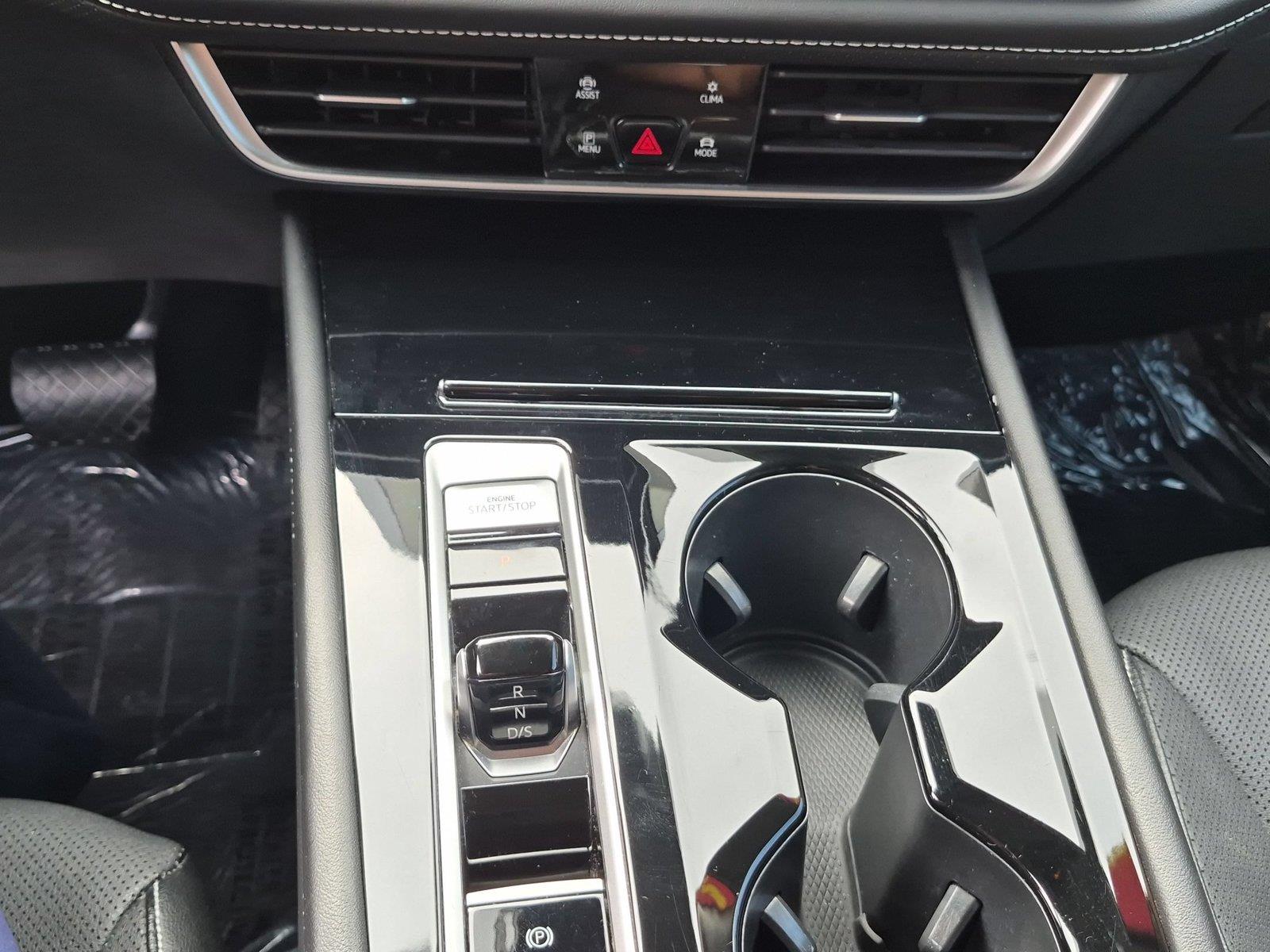 Used 2024  Volkswagen 2.0T SE w/Technology image 25