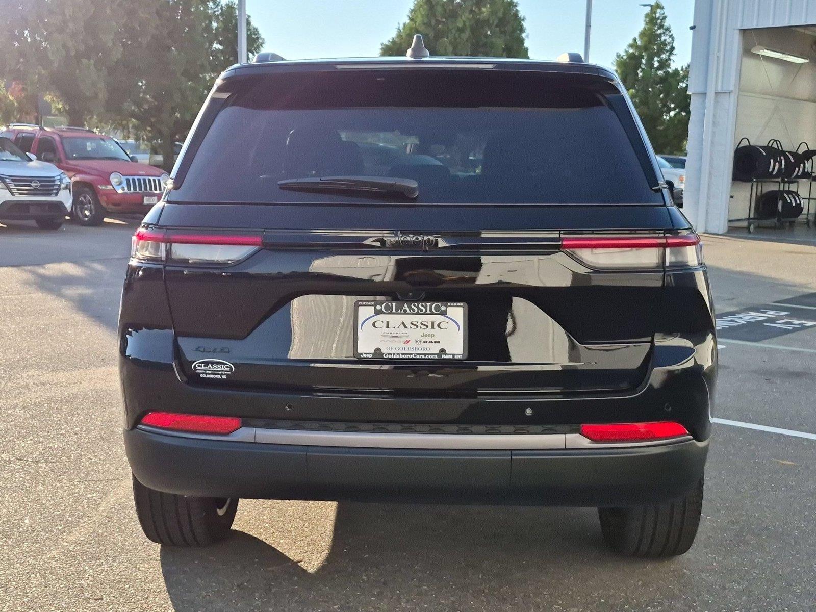 New 2027 High Gloss Black Jeep Limited image 4