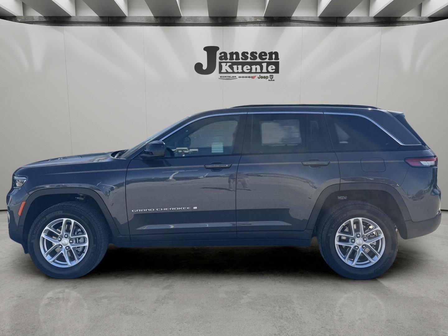 Baltic Gray Metallic Clearcoat 2026 Jeep Grand Cherokee SUV / Crossover Four-Wheel Drive 8-Speed Automatic