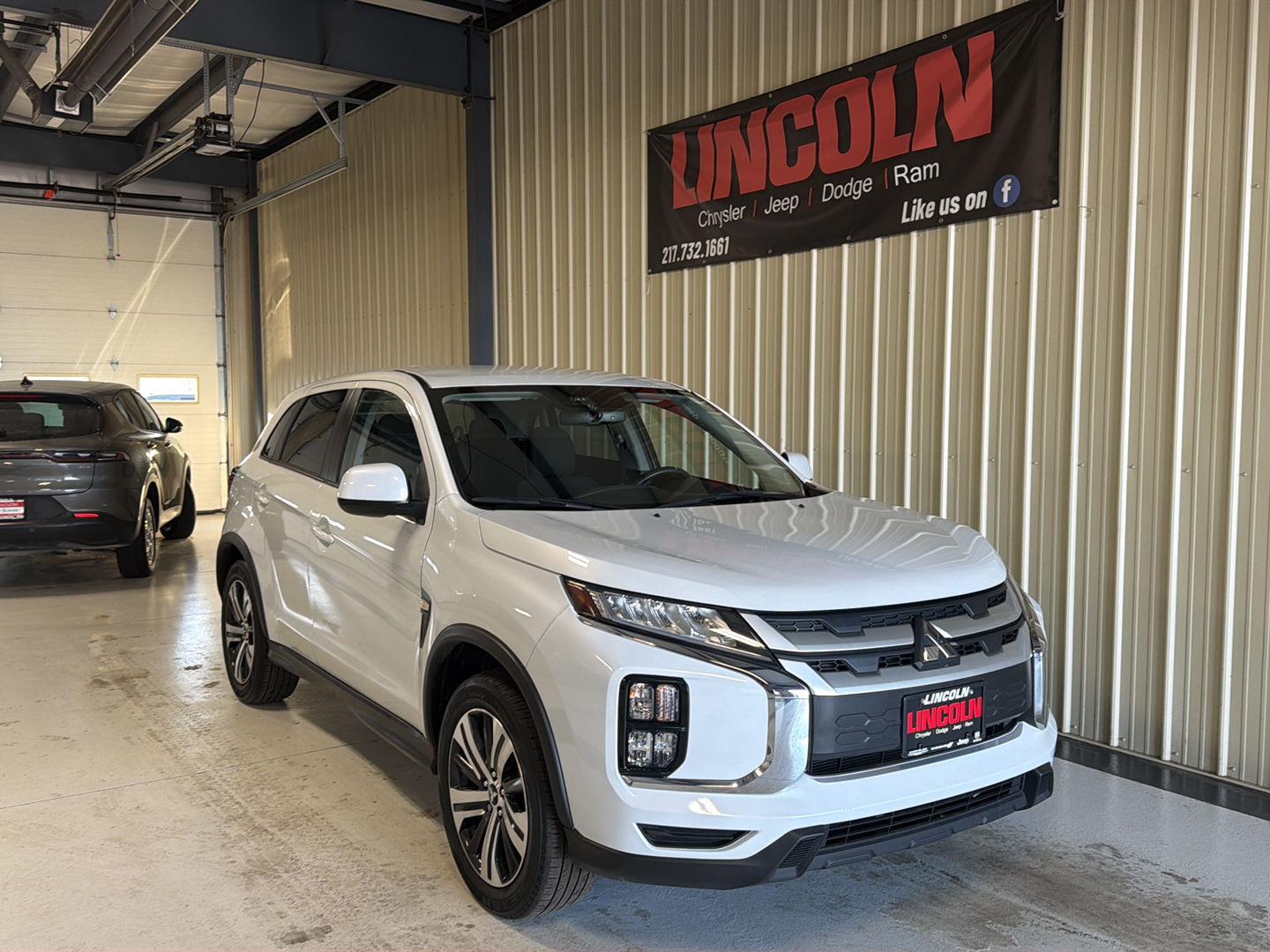 View vehicle photo 4