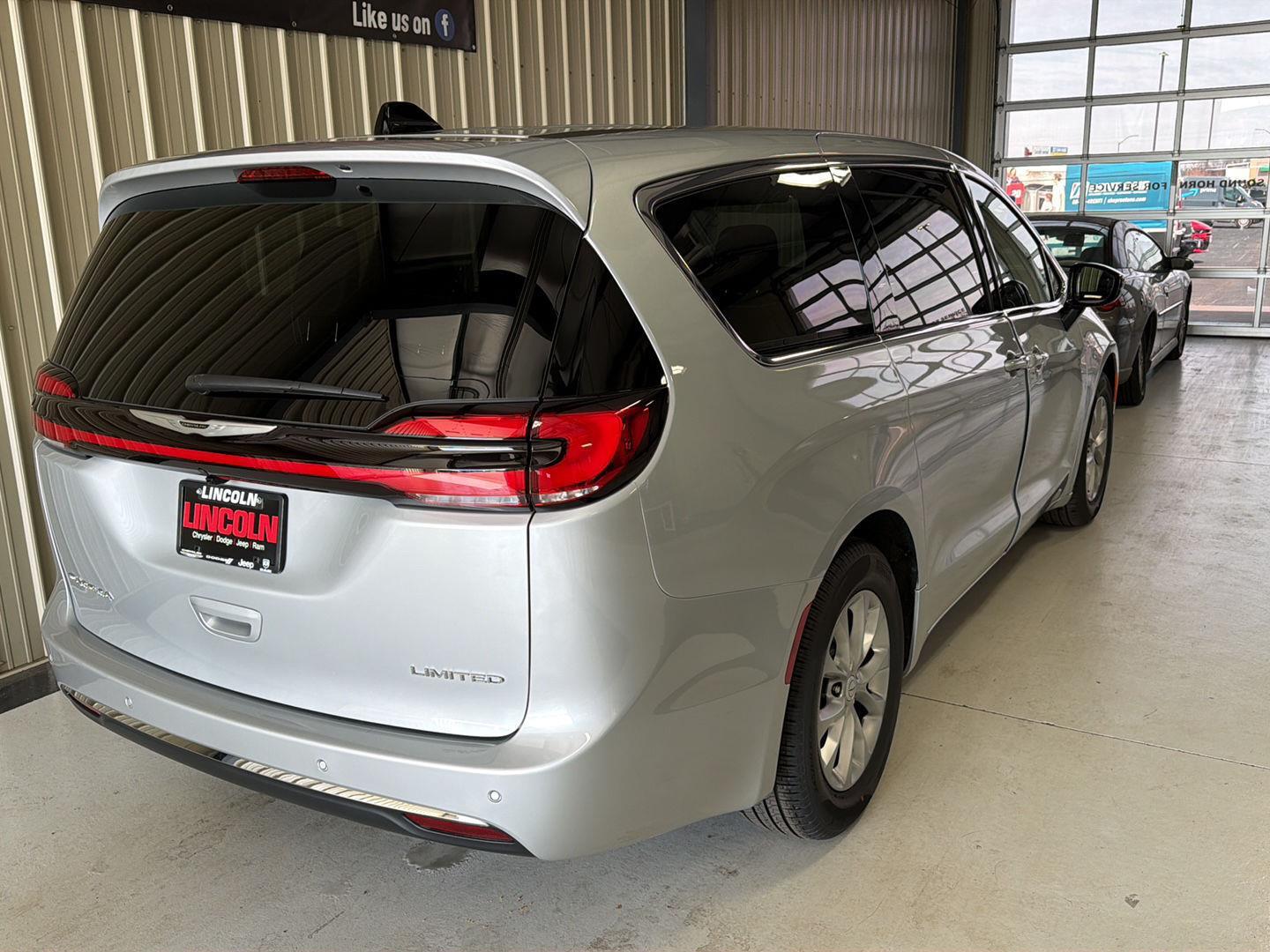 View vehicle photo 7