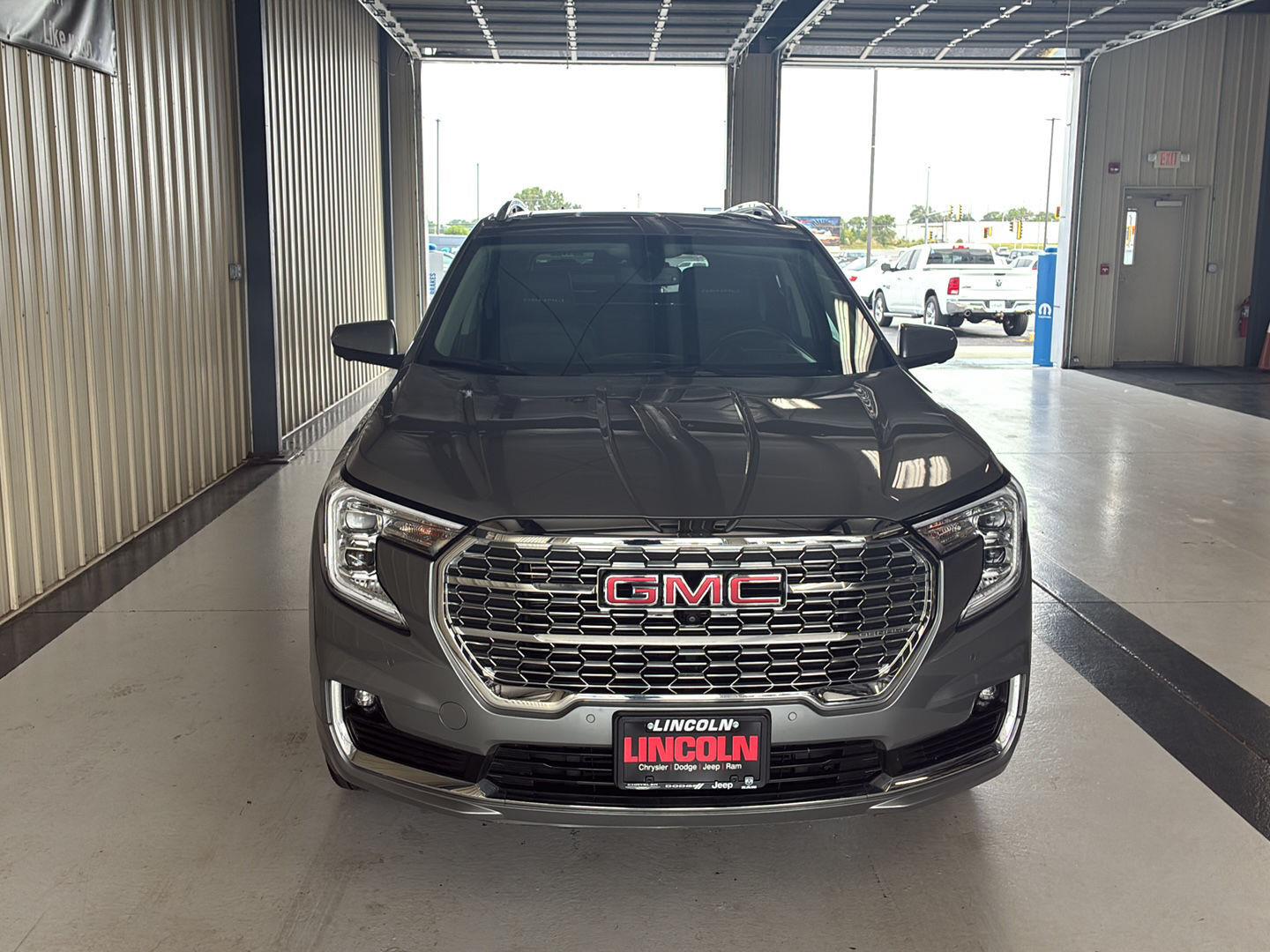 View vehicle photo 6