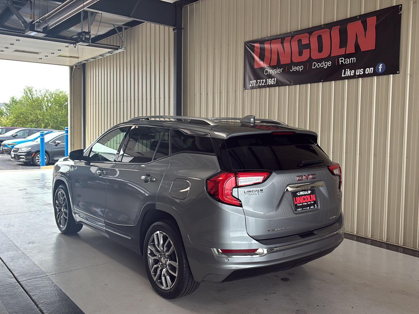 View vehicle photo 3
