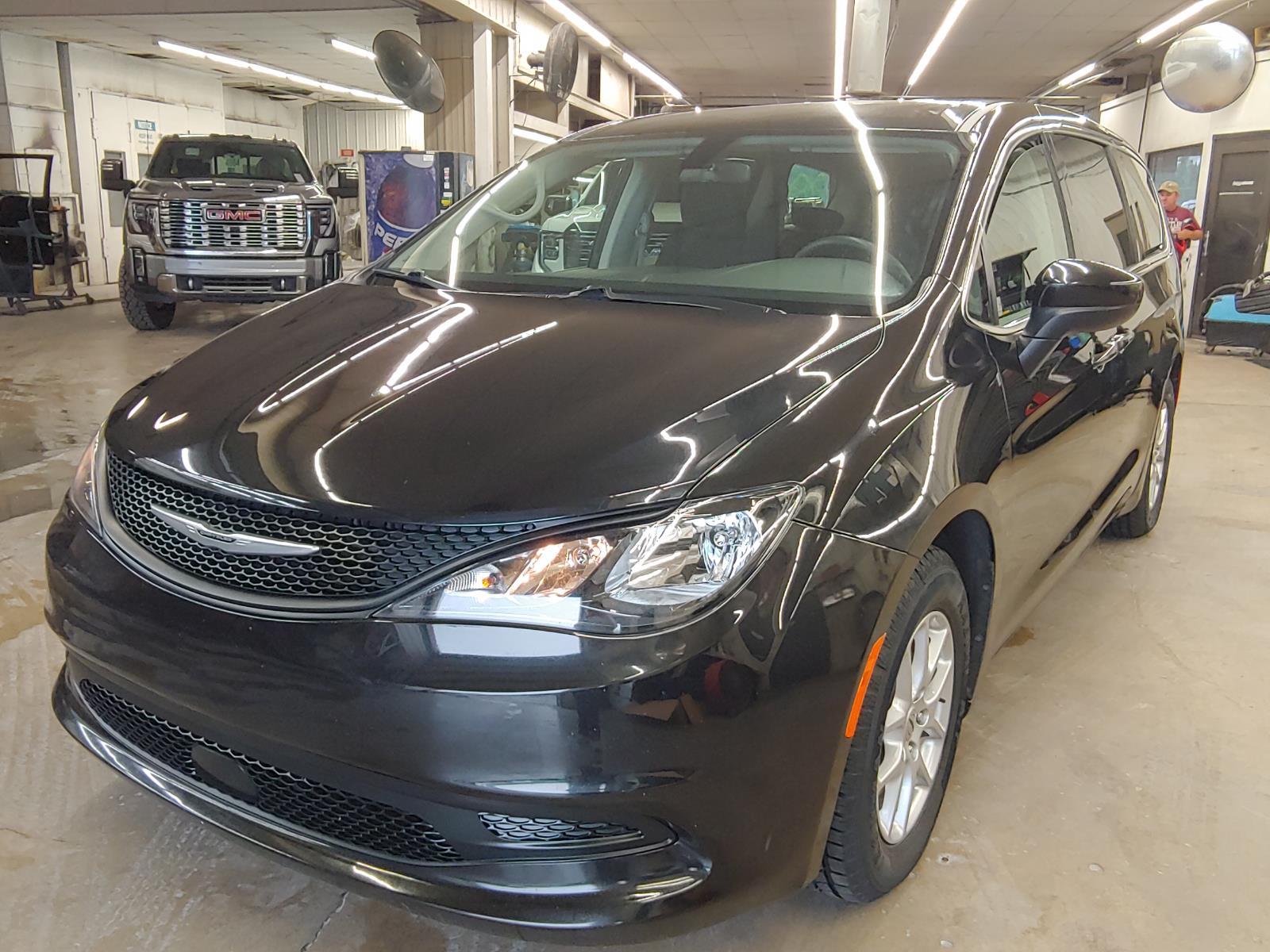  2022 Chrysler Voyager LX FWD   
