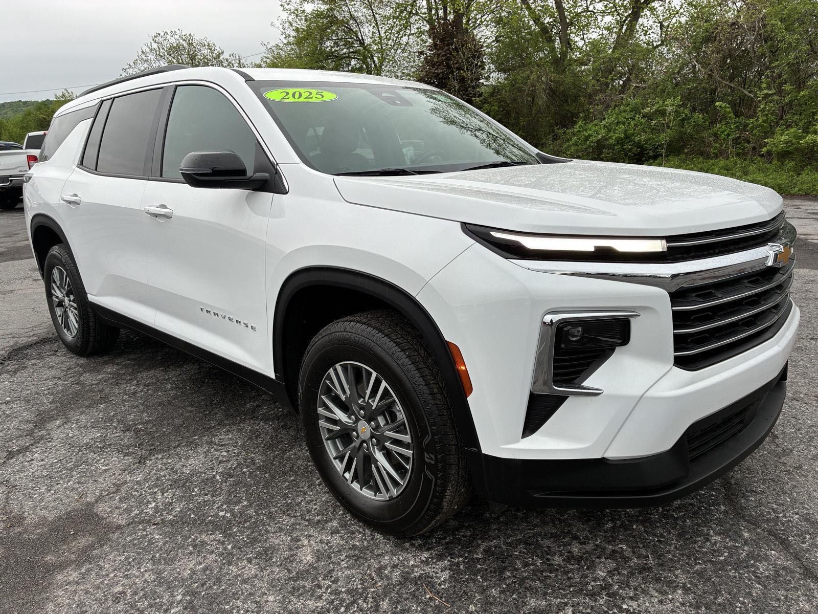 Summit White 2025 Chevrolet Traverse LT AWD SUV / Crossover Four-Wheel Drive 8-Speed Automatic